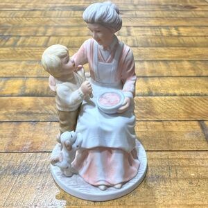 Enesco | Treasured Memories "Happy to help" figurine